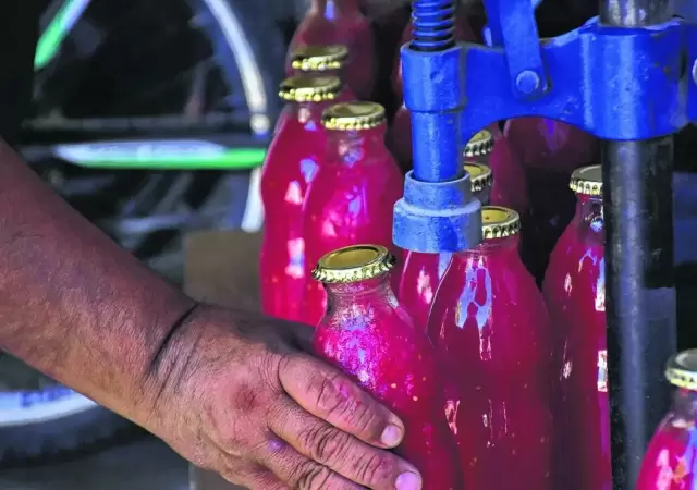 Los primeros s�ntomas fueron debilidad general, dificultad para hablar y tragar, y visi�n doble, horas despu�s de la ingesta de la salsa casera.