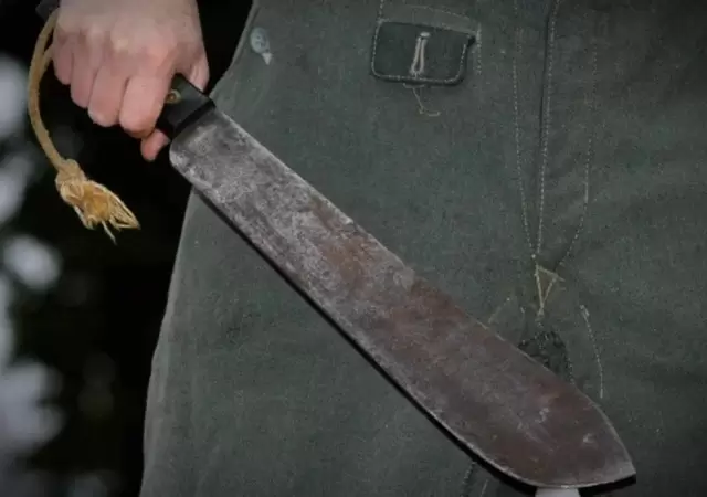 El hombre ingres visiblemente alterado a la subcomisara de Villa El Sol, con una herida en la cabeza y un machete en mano.