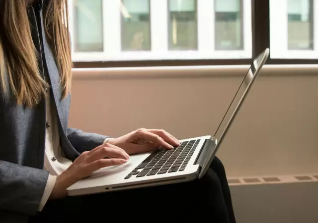 Ya sea para buscar trabajo o reinventarse, es clave adaptarse, ajustar el CV y conectar en redes.