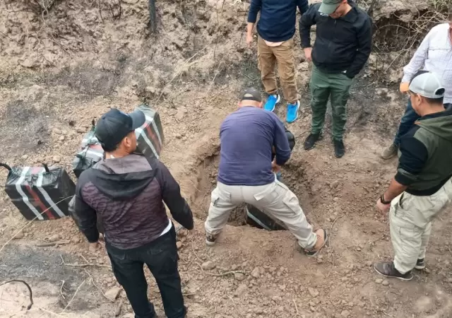 El total de droga incautada asciende a 364 kilos de cocana, divididos entre la carga de la aeronave y los paquetes enterrados.