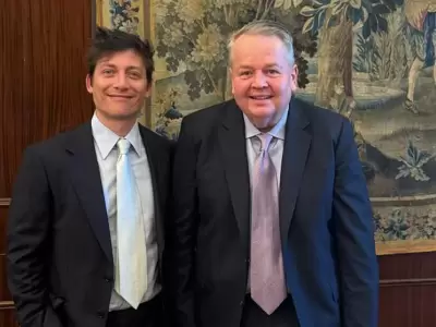 Barry Bennett y Santiago Caputo