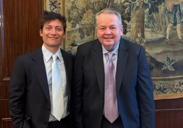 Barry Bennett y Santiago Caputo