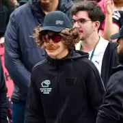 Infiltrado en el staff: Franco Colapinto apareció disfrazado y enloqueció a los fans