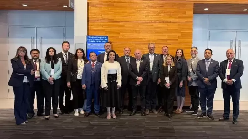 El nuevo consejo de la WFICC durante el Congreso Mundial de Cuidados Intensivos realizado en Vancouver, donde se eligieron las autoridades del per�odo