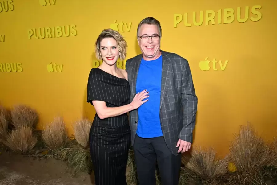 Rhea Seehorn y Vince Gilligan se re�nen nuevamente en el universo de Pluribus, tambi�n ambientado en Albuquerque.