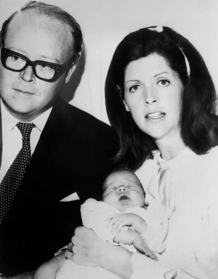 Las controversias continuaron en las generaciones posteriores a las que vemos en la serie de Netflix, incluyendo traiciones y muertes misteriosas.