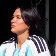 Dua Lipa vivi la pasin del Superclsico entre Boca y River con la camiseta de la Seleccin argentina