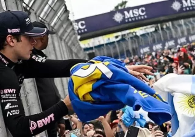 Colapinto y la camiseta de Boca, unidos en Brasil.