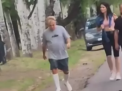 El int�rprete mexicano fue captado paseando por el Parque General San Mart�n de Mendoza junto a una misteriosa mujer.