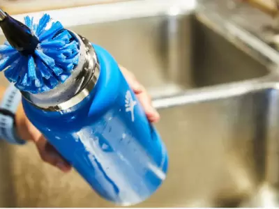 La botella puede parecer limpia, pero los expertos aseguran que puede acumular bacterias, moho y residuos invisibles.