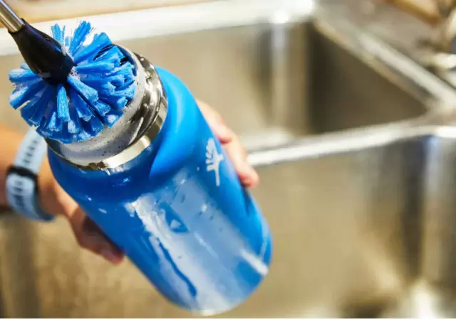 La botella puede parecer limpia, pero los expertos aseguran que puede acumular bacterias, moho y residuos invisibles.