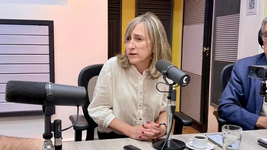 Mercedes Llano en los estudios de Ciudadano News