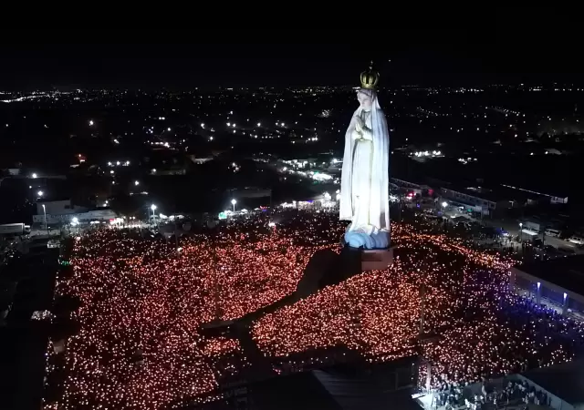 El monumento, dedicado a Nuestra Seora de Ftima, alcanza los 54 metros de altura.