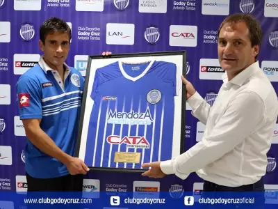 Hermes Rubn Almeida a la derecha y un reconocimiento a su trayectoria en el club