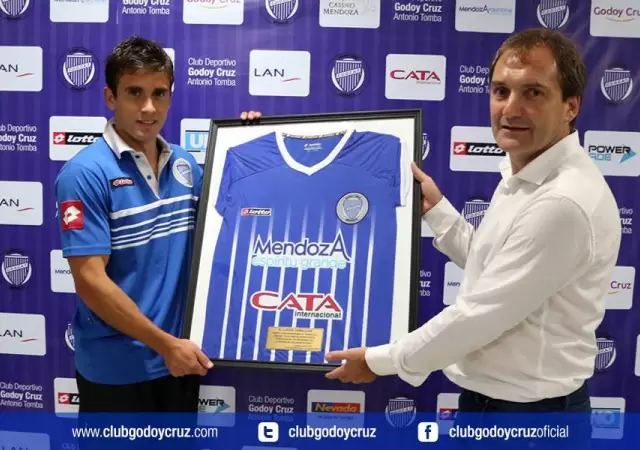Hermes Rub�n Almeida a la derecha y un reconocimiento a su trayectoria en el club