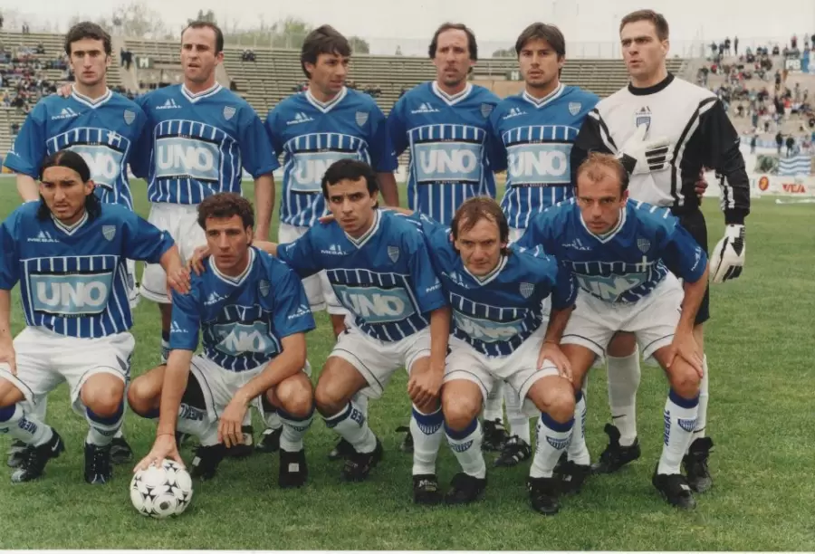 Godoy Cruz por el 2000: Arriba De la Vega, Nicotra, Peinado, Oldr, Abaurre y Manchado. Abajo: G. Martnez, Dillon, Oste, Rubn Almeida y O. Almeida