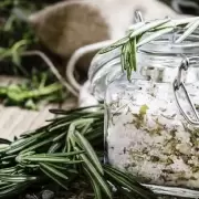 Sal gruesa y romero: el secreto ancestral para tu hogar