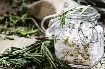 Histricamente, la sal se consider un filtro de malas vibras, mientras que el romero se vincula con la claridad mental y la armona.