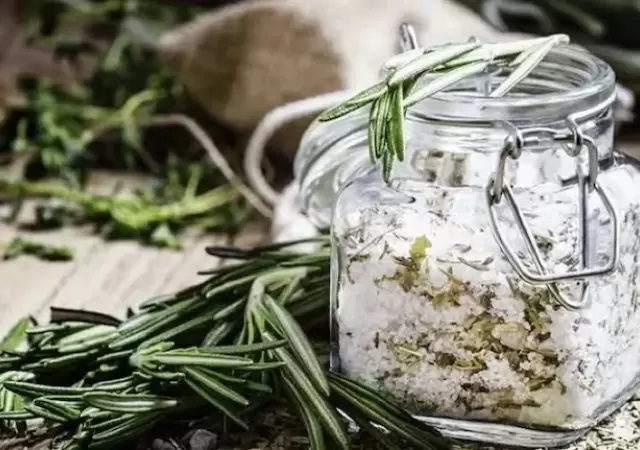 Histricamente, la sal se consider un filtro de malas vibras, mientras que el romero se vincula con la claridad mental y la armona.