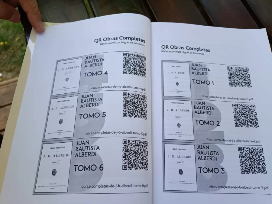 Incluye un cdigo QR que permite acceder a la obra completa de Alberdi en formato digital.