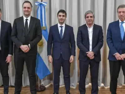 Caputo, Santilli y Adorni con Ignacio Torres y el presidente de la C�mara de Exploraci�n y Producci�n de Hidrocarburos, Carlos Ormachea