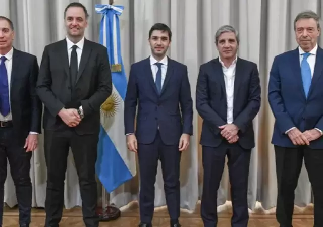 Caputo, Santilli y Adorni con Ignacio Torres y el presidente de la C�mara de Exploraci�n y Producci�n de Hidrocarburos, Carlos Ormachea