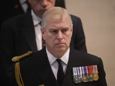 Un veterano de Malvinas despojado de sus honores. El ministerio de Defensa confirm� la retirada de las placas militares por orden del Rey Carlos.