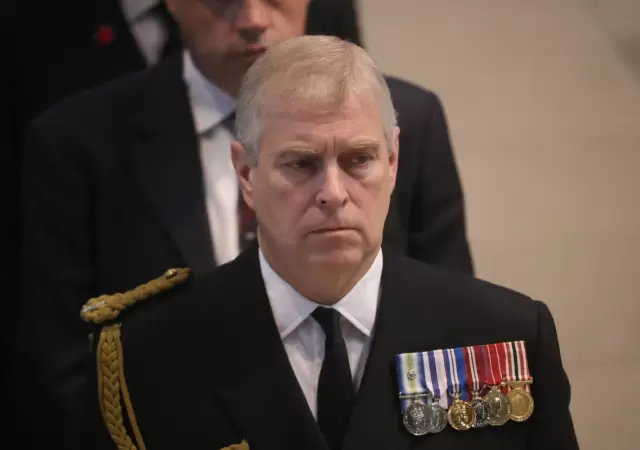 Un veterano de Malvinas despojado de sus honores. El ministerio de Defensa confirm� la retirada de las placas militares por orden del Rey Carlos.
