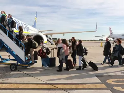 Pasajeros subiendo a un avi�n.