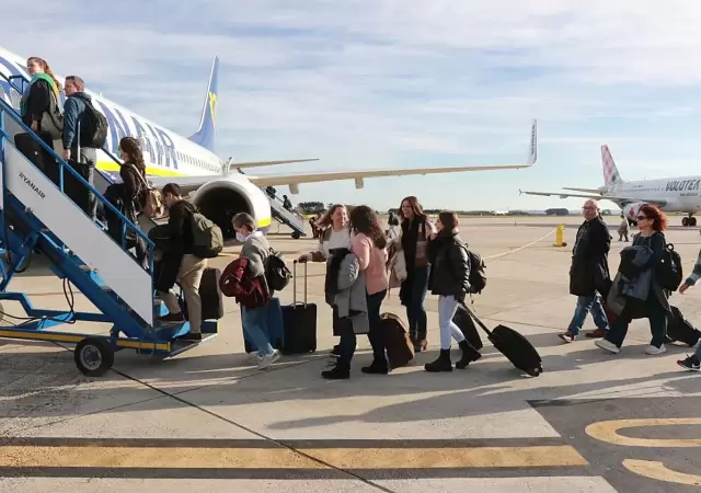 Pasajeros subiendo a un avi�n.