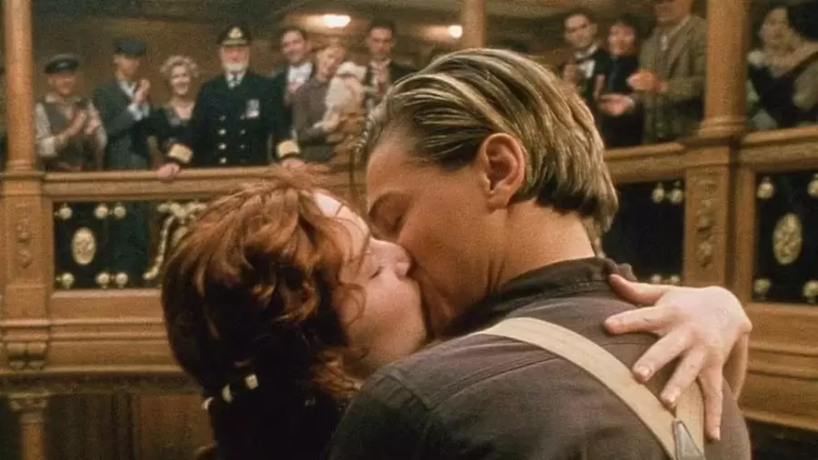 Uno de los m�s famosos besos en el cine, en la pel�cula Titanic. (Foto: archivo web)