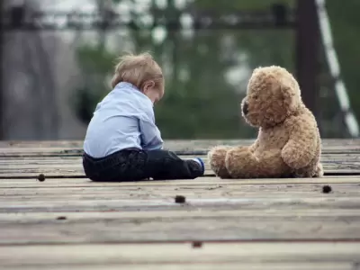 El peluche Kumma fue retirado tras detectarse que daba consejos peligrosos y contenido sexual a menores.