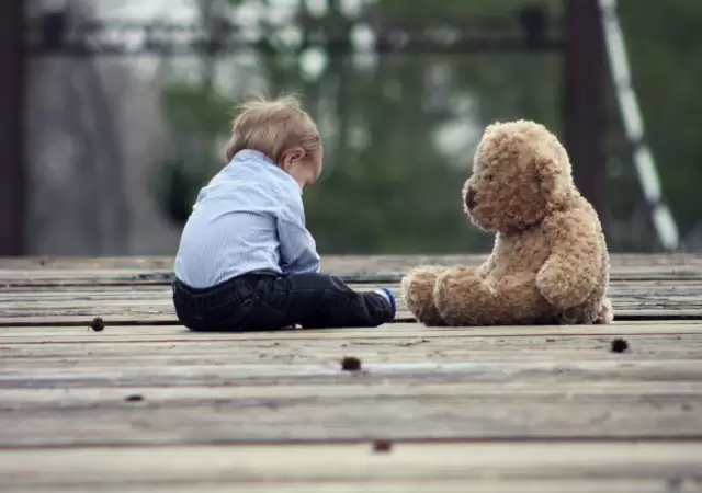 El peluche Kumma fue retirado tras detectarse que daba consejos peligrosos y contenido sexual a menores.