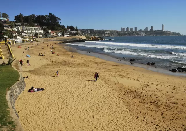 Playa Amarilla es un balneario en Conc�n, conocido por su arena clara, oleaje suave y ambiente tranquilo.