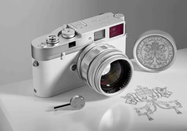 La exclusiva c�mara Leica bendecida por Francisco, una joya tecnol�gica que se transform� en ayuda humanitaria.