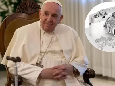 La exclusiva c�mara Leica bendecida por Francisco, una joya tecnol�gica que se transform� en ayuda humanitaria.
