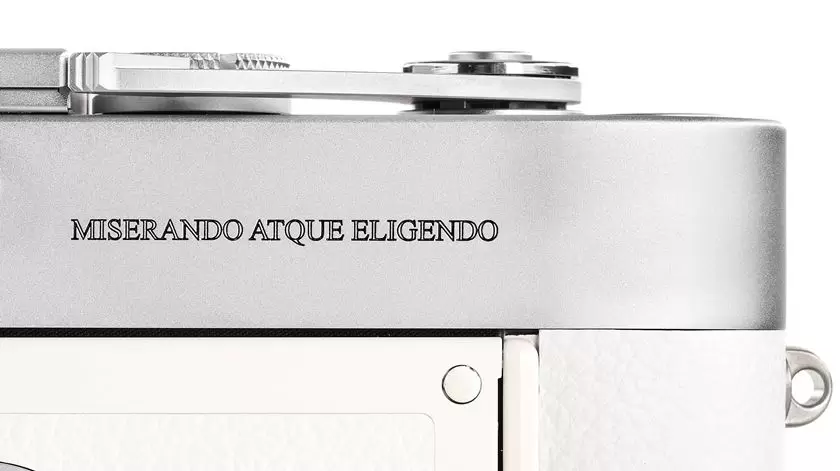 Leica M-A luce un cuerpo blanco en alusi�n a la vestimenta papal y lleva grabado el escudo del Vaticano junto al lema de Francisco.