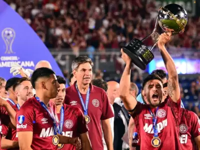 El plantel de Lan�s levanta el trofeo que los consagra campeones de la Sudamericana, un premio al coraje y el trabajo en equipo.