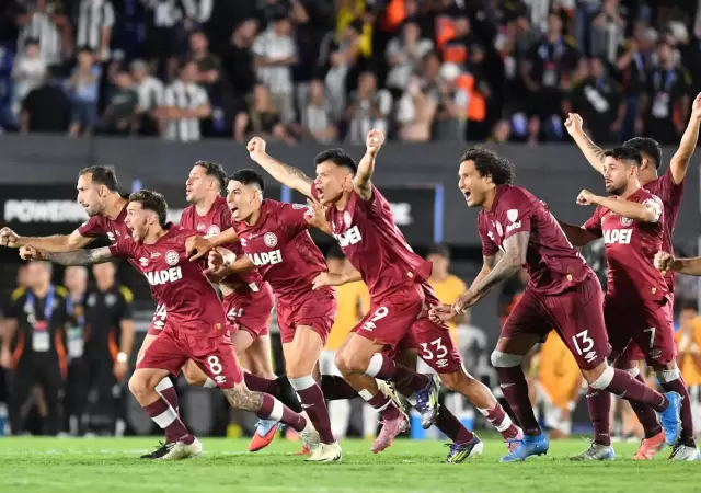 El plantel de Lan�s levanta el trofeo que los consagra campeones de la Sudamericana, un premio al coraje y el trabajo en equipo.