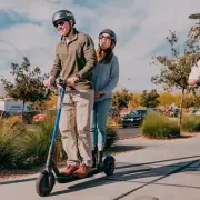 Auto o monopatín eléctrico: una alternativa para cuidar tu bolsillo y ganar tiempo en la ciudad