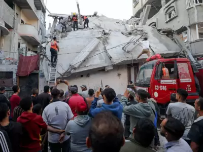 Equipos de emergencia y civiles buscan sobrevivientes entre los escombros luego de que se reanudaran los ataques a�reos en zonas residenciales.