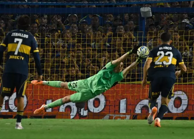 La volada de Marchesin para detener el penal