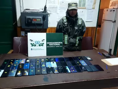 Celulares de contrabando detectados en uno de los operativos de la Gendarmer�a. (Foto: Ministerio de Seguridad)