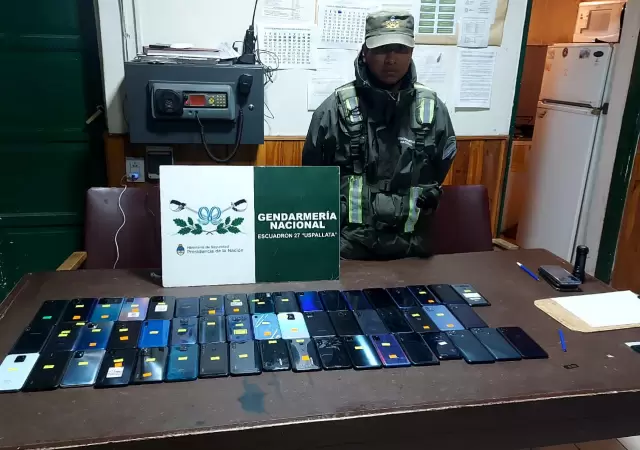 Celulares de contrabando detectados en uno de los operativos de la Gendarmer�a. (Foto: Ministerio de Seguridad)