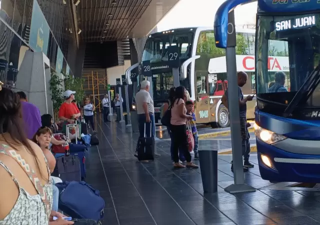 Choferes consultados coincidieron en que el tr�nsito de viajeros es "bastante movido" y que el fin de semana dej� una afluencia superior al 2024.