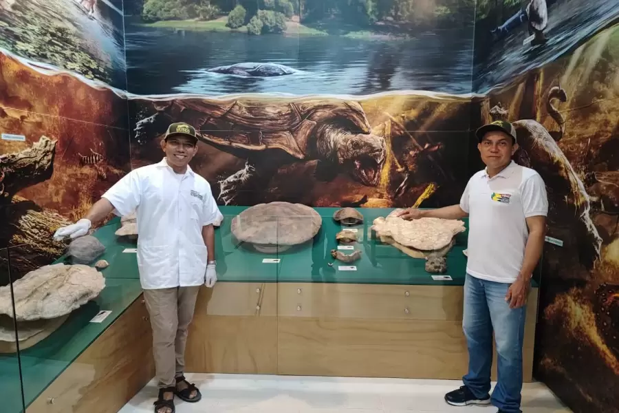 Edwin Cadena y David Leal Amaya, parte del equipo de paleont�logos que hizo el descubrimiento.
