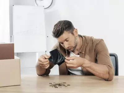 J�venes buscan trabajo, pero las ventas caen y los comercios no pueden sumar personal.