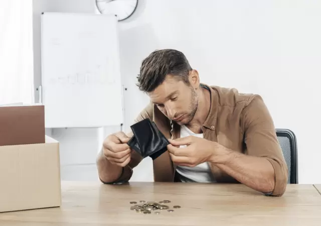 J�venes buscan trabajo, pero las ventas caen y los comercios no pueden sumar personal.