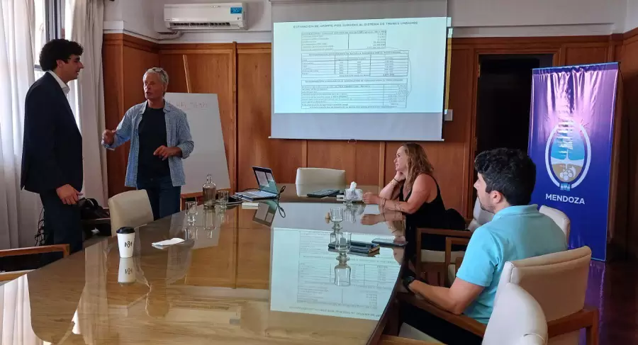 Un aspecto de la reuni�n entre arquitectos y funcionarios de Gobierno. (Foto: gentileza CAMZA)