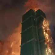 Hong Kong bajo fuego: el bambú causó un siniestro que arrasó siete edificios y mató a 36 personas